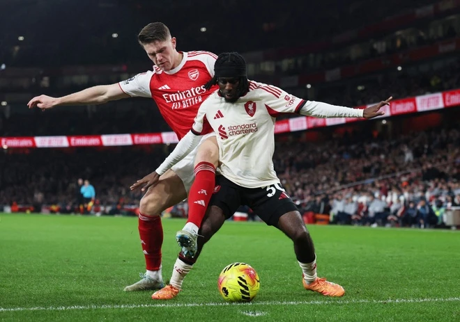 Tranh chấp bóng quyết liệt giữa cầu thủ Arsenal và Liverpool tại Emirates.
